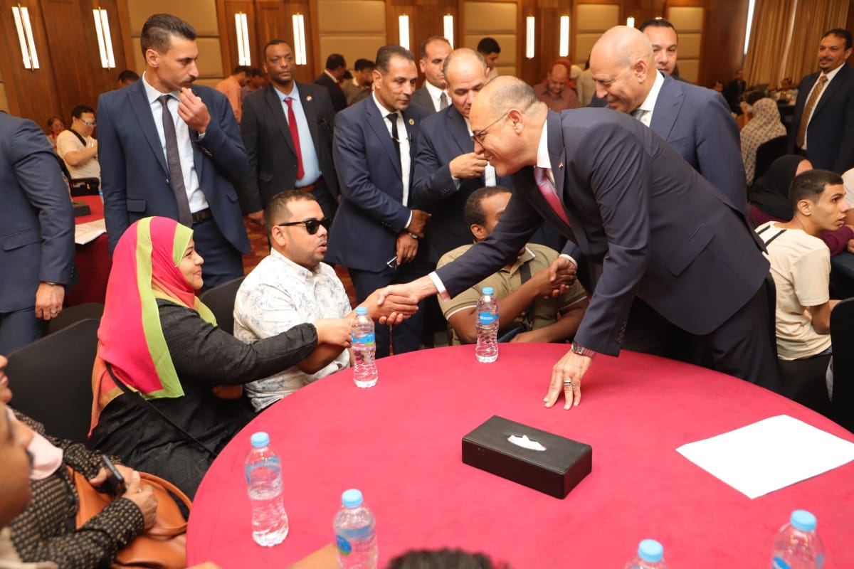 وزير العمل يصافح أحد الشباب