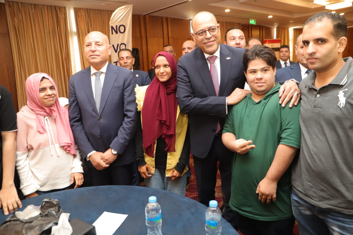 وزير العمل والمحافظ يسلمان 100 عقد عمل جديد