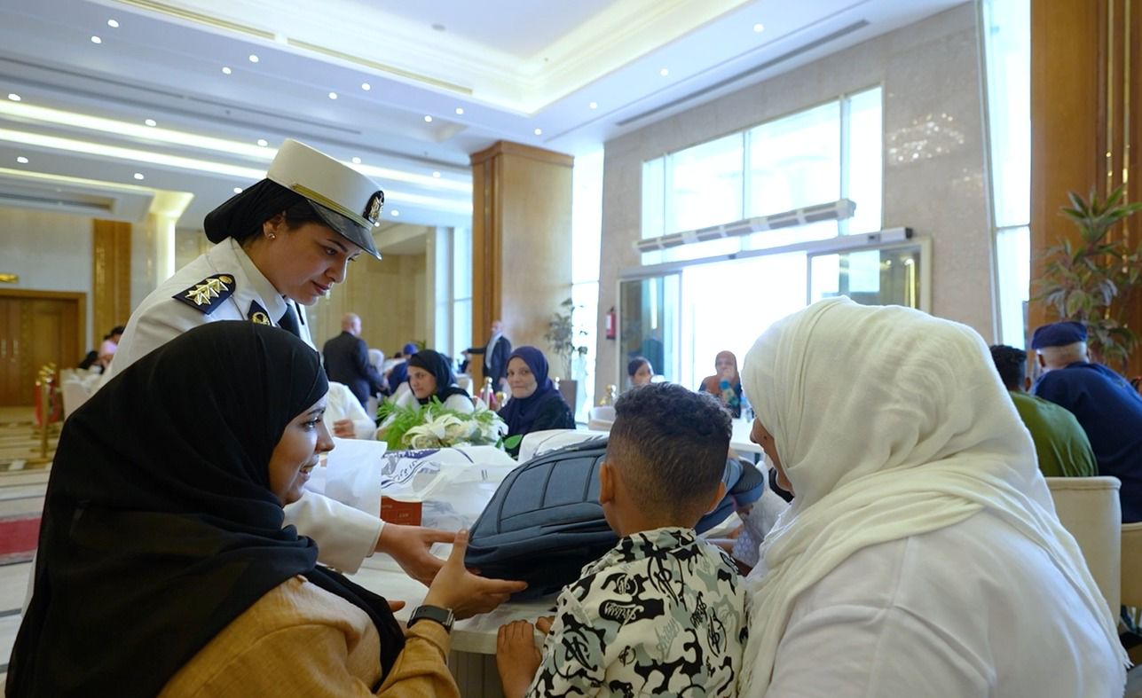 وزارة الداخلية توزع مستلزمات مدرسية على النزلاء وأسرهم (11)