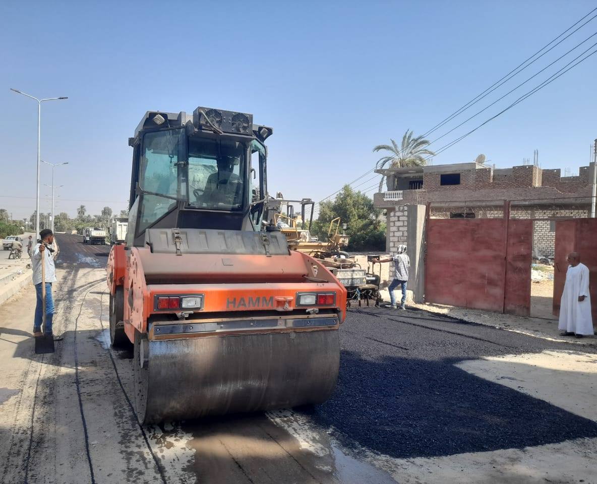 العمل فى خطط رصف الطريق المؤدي للمدينة الشبابية بالطود