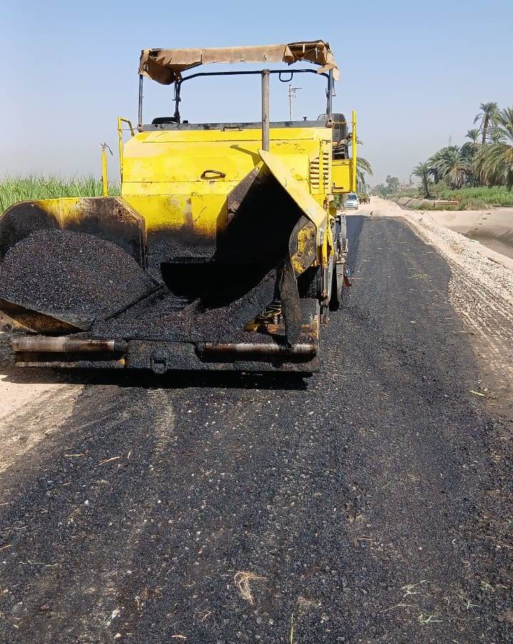 رصف طرق جديدة بمراكز الأقصر ضمن الخطة الاستثمارية بقرى الزينية