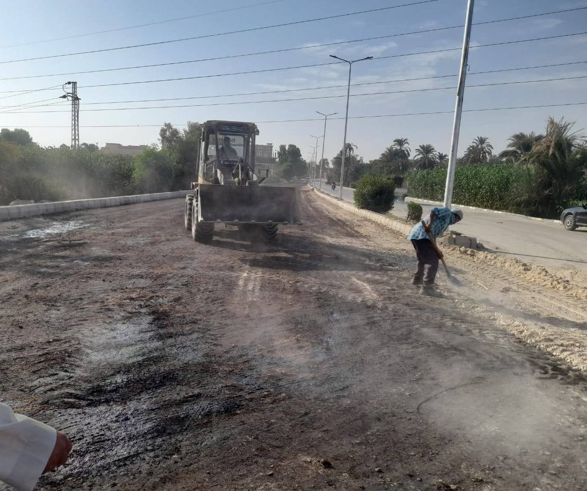 جانب من متابعة أعمال رصف الطريق المؤدي للمدينة الشبابية