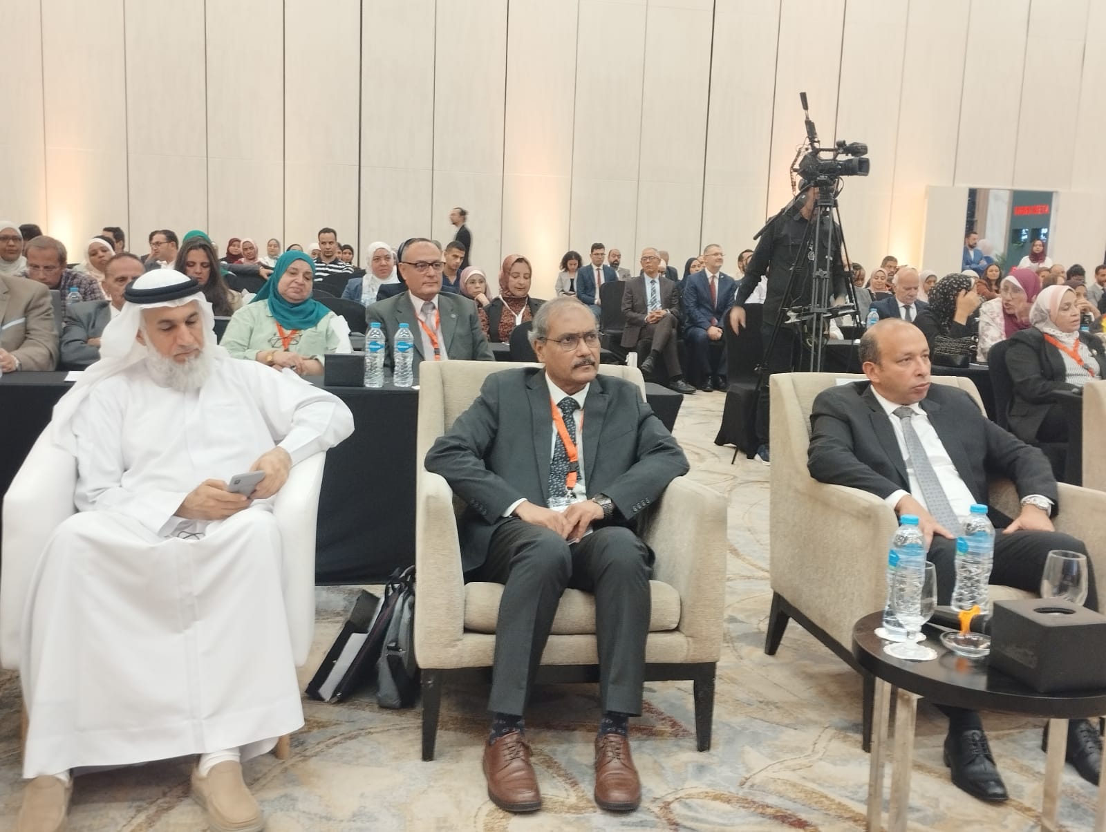 الدكتور حسام مع خبراء عرب واجانب