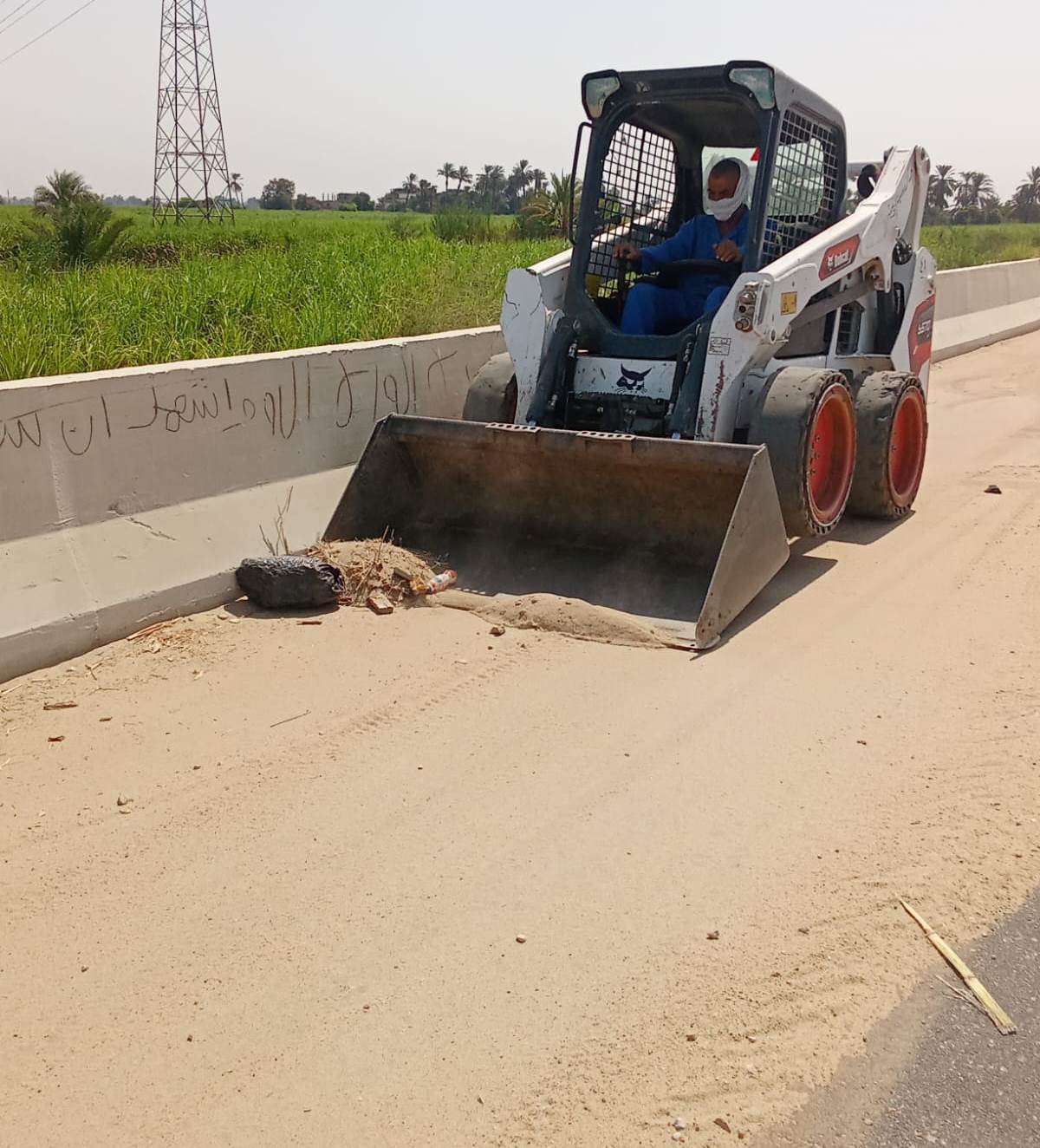 تمهيد وتسوية طريق البني بالمدامود قبلي تمهيداً لرصفه بالزينية