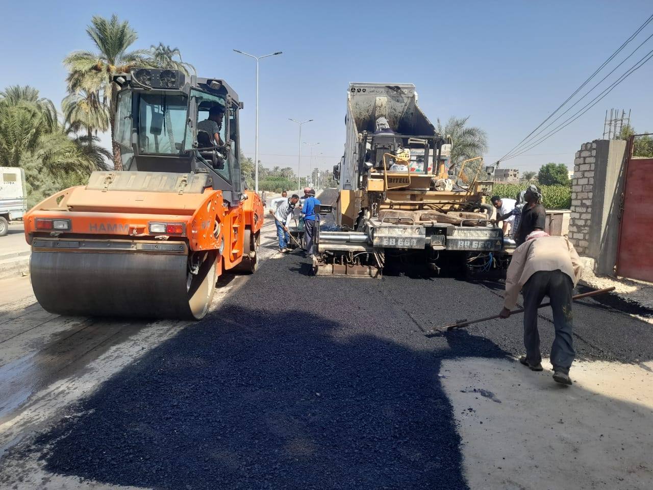 العمل فى خطط رصف الطريق المؤدي للمدينة الشبابية