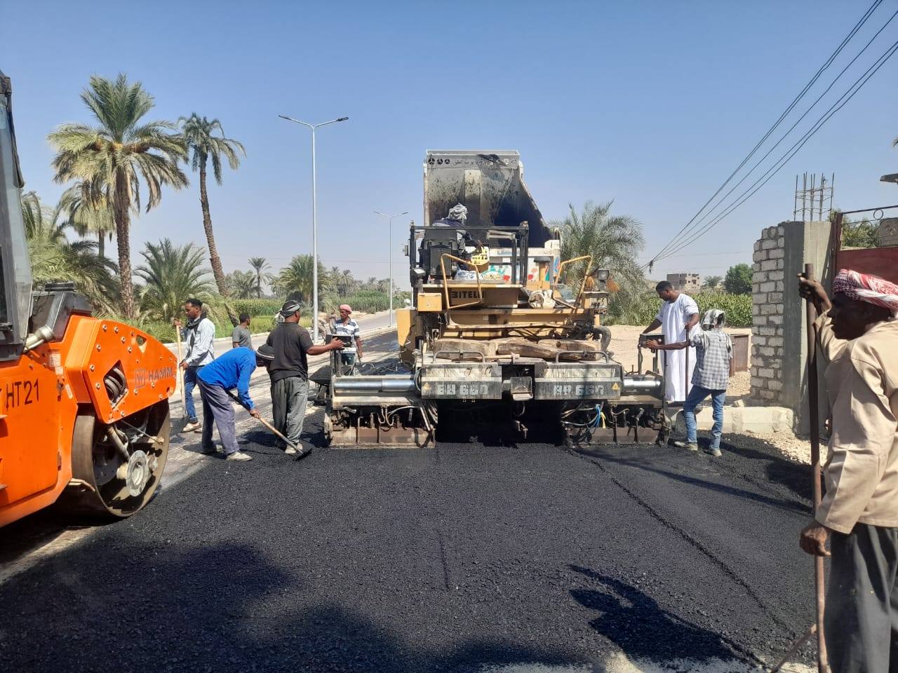 عمليات رصف الطرق فى مدن وقرى الأقصر