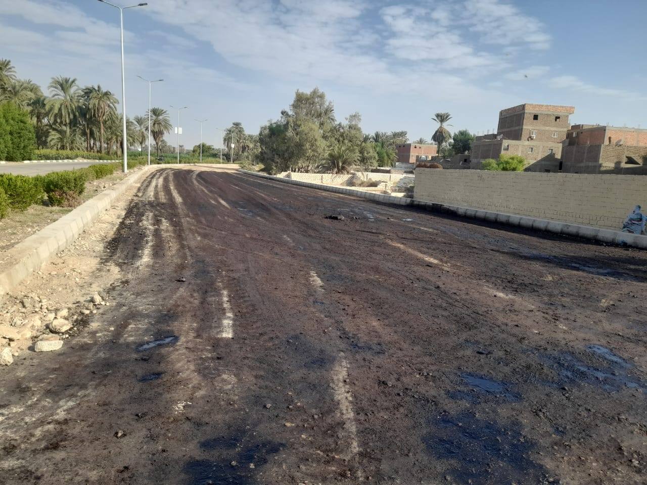متابعة أعمال رصف الطريق المؤدي للمدينة الشبابية