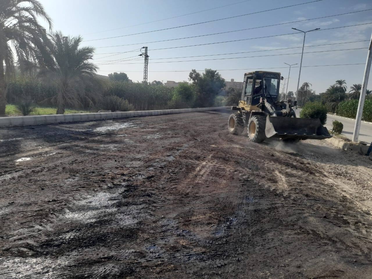 متابعة أعمال رصف الطريق المؤدي للمدينة الشبابية بالطود