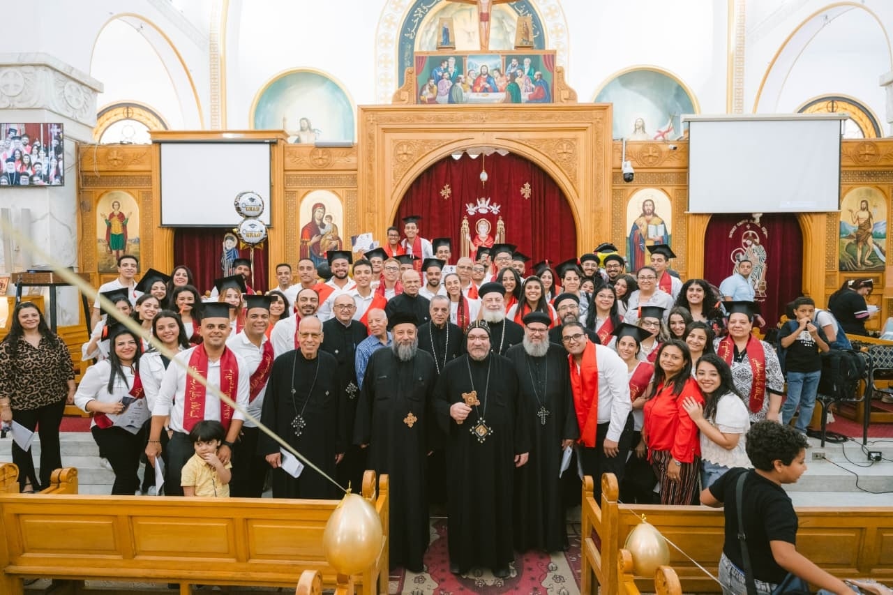 احتفال طلاب المرحلة الإعدادية احتفال طلاب المرحلة الإعدادية