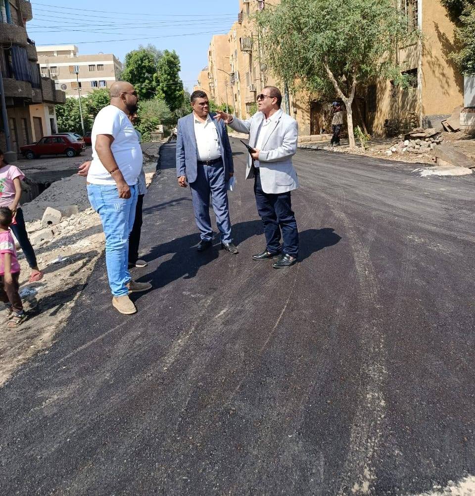 رئيس مركز أرمنت يتفقد أعمال الرصف والتجميل بقرية الرياينة