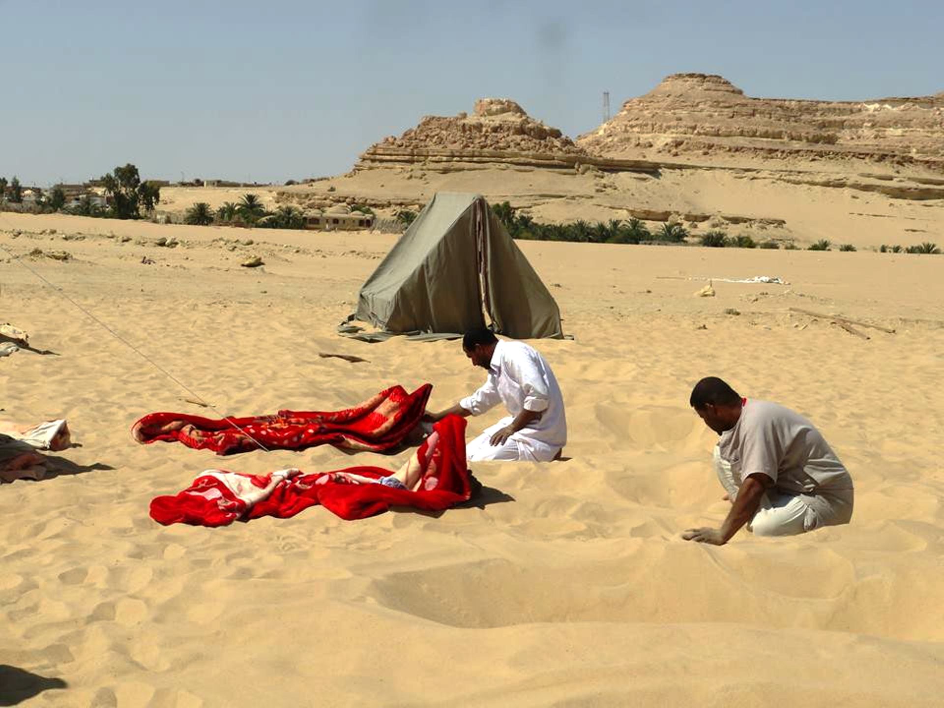 الدفن في الرمال سيوة (3)