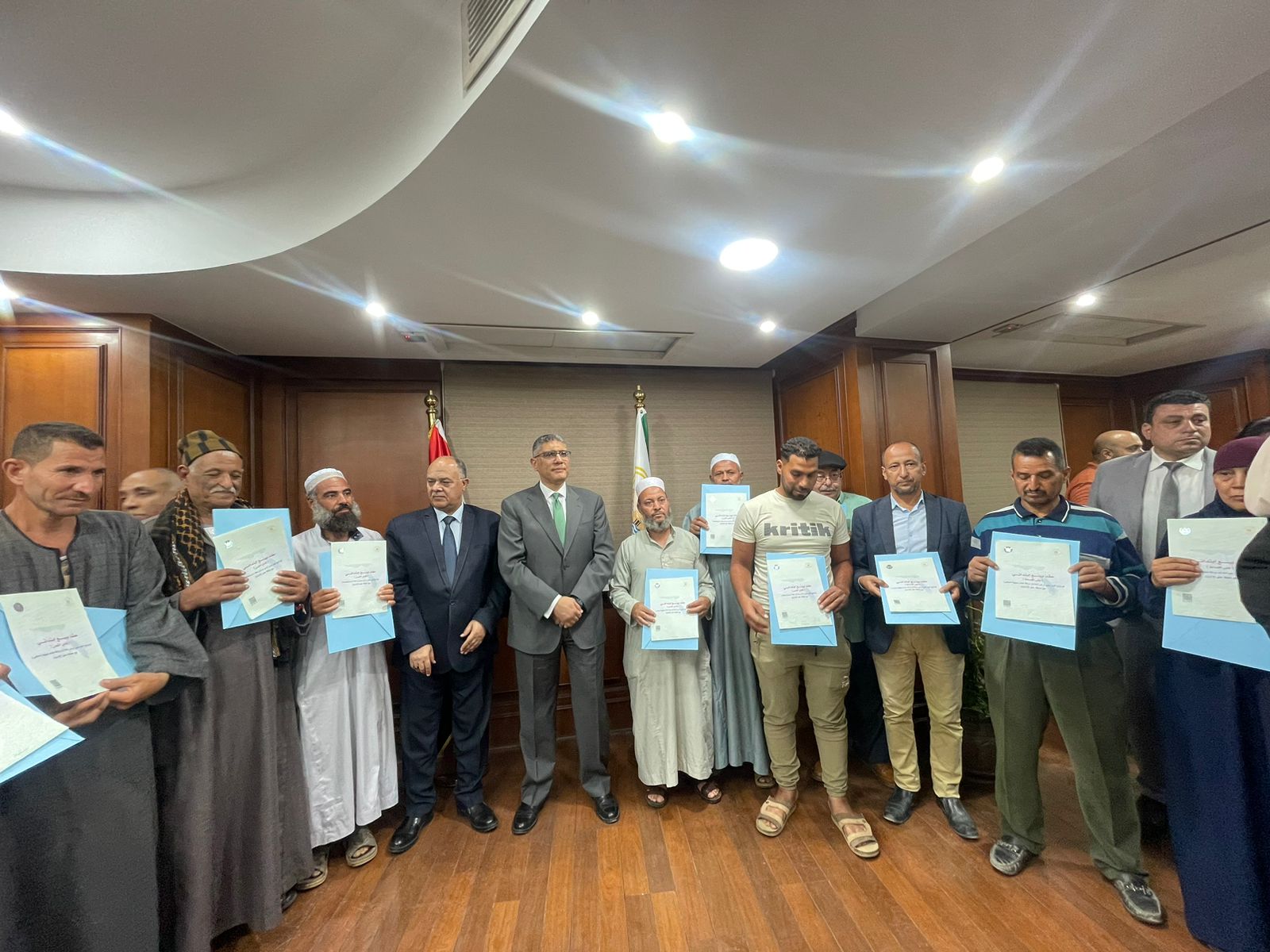 محافظ الجيزة يسلم عقود تقنين أراضي أملاك الدولة