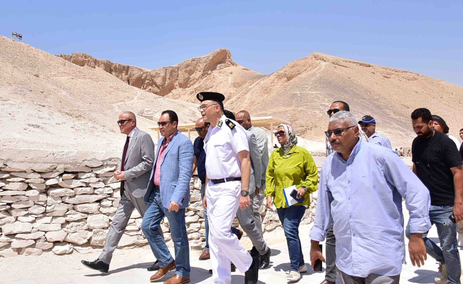 المحافظ يؤكد على إنهاء تطوير طريق المسار السياحى