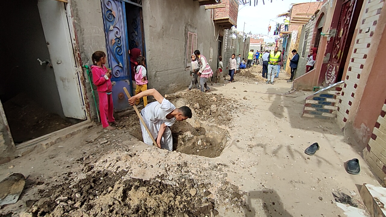 أحد أهالى القرية يشارك بالحفر أحد أهالى القرية يشارك بالحفر