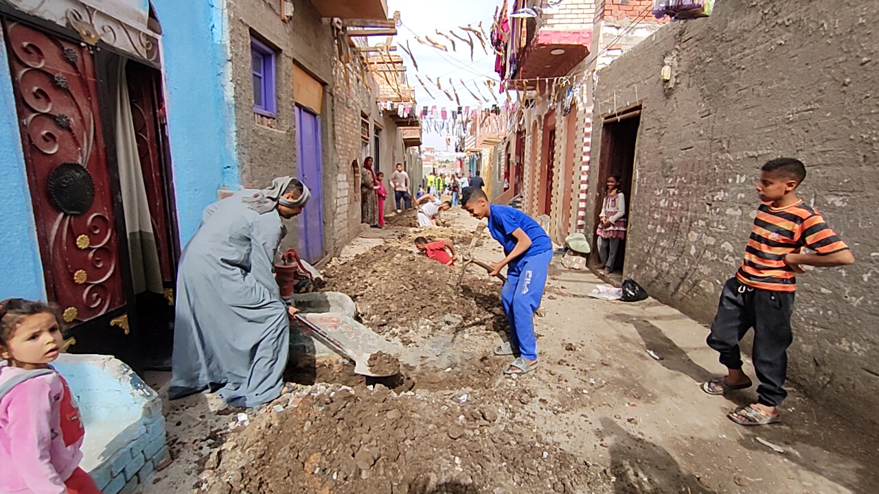 الأهالى يشاركون فى الأعمال الأهالى يشاركون فى الأعمال