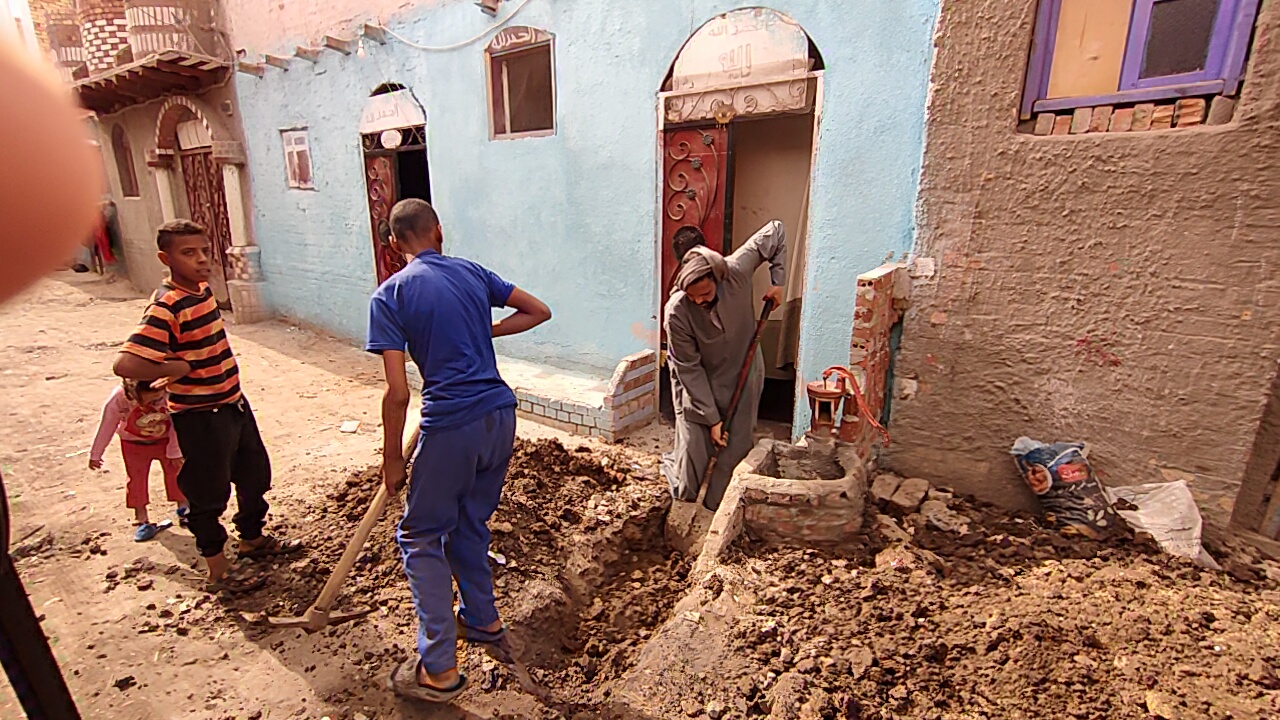 الأهالى يشاركون فى أعمال الحفر الأهالى يشاركون فى أعمال الحفر