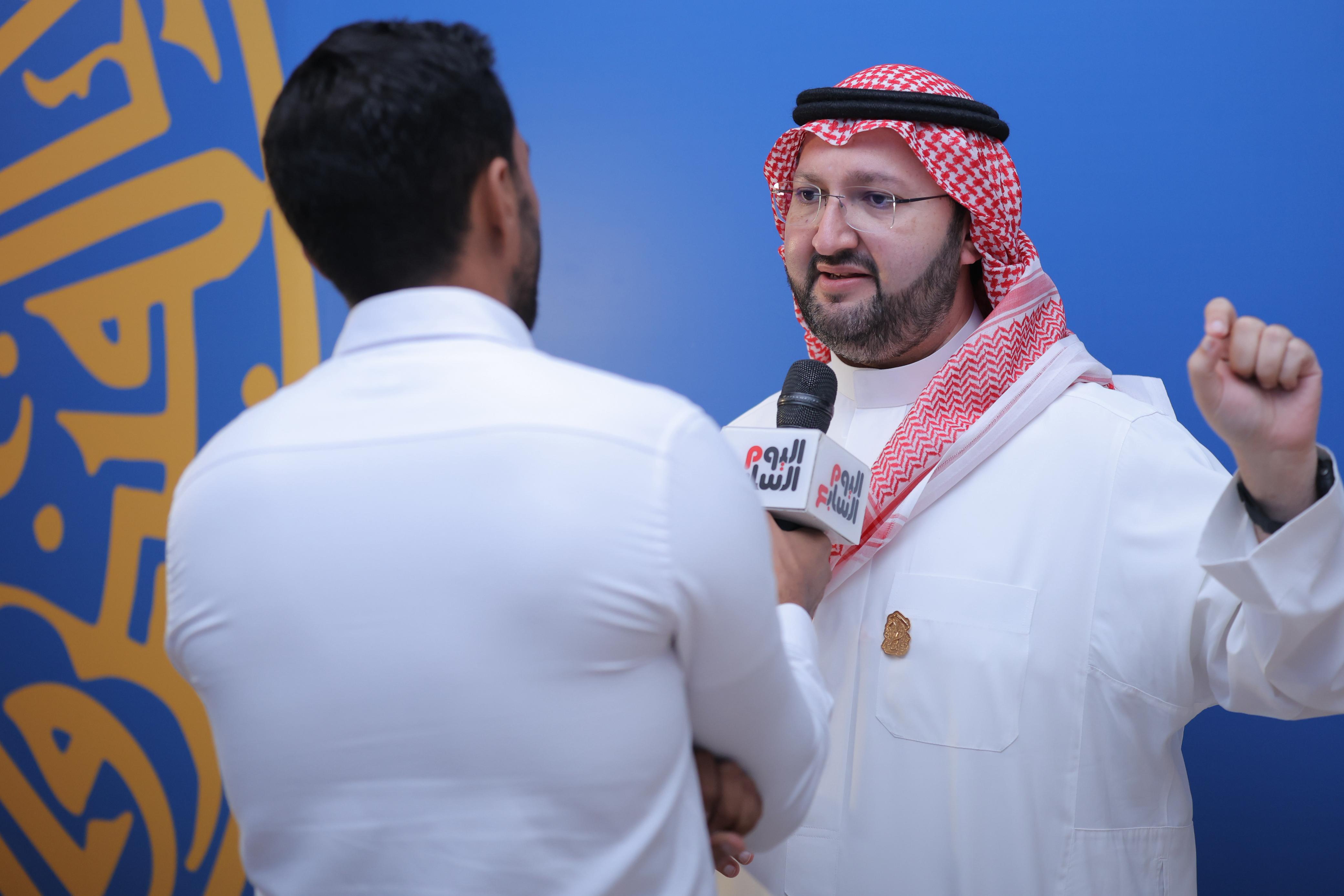 الأمير عبدالعزيز بن طلال بن عبد العزيز آل سعود والزميل محمد أسعد خلال اللقاء  (2)