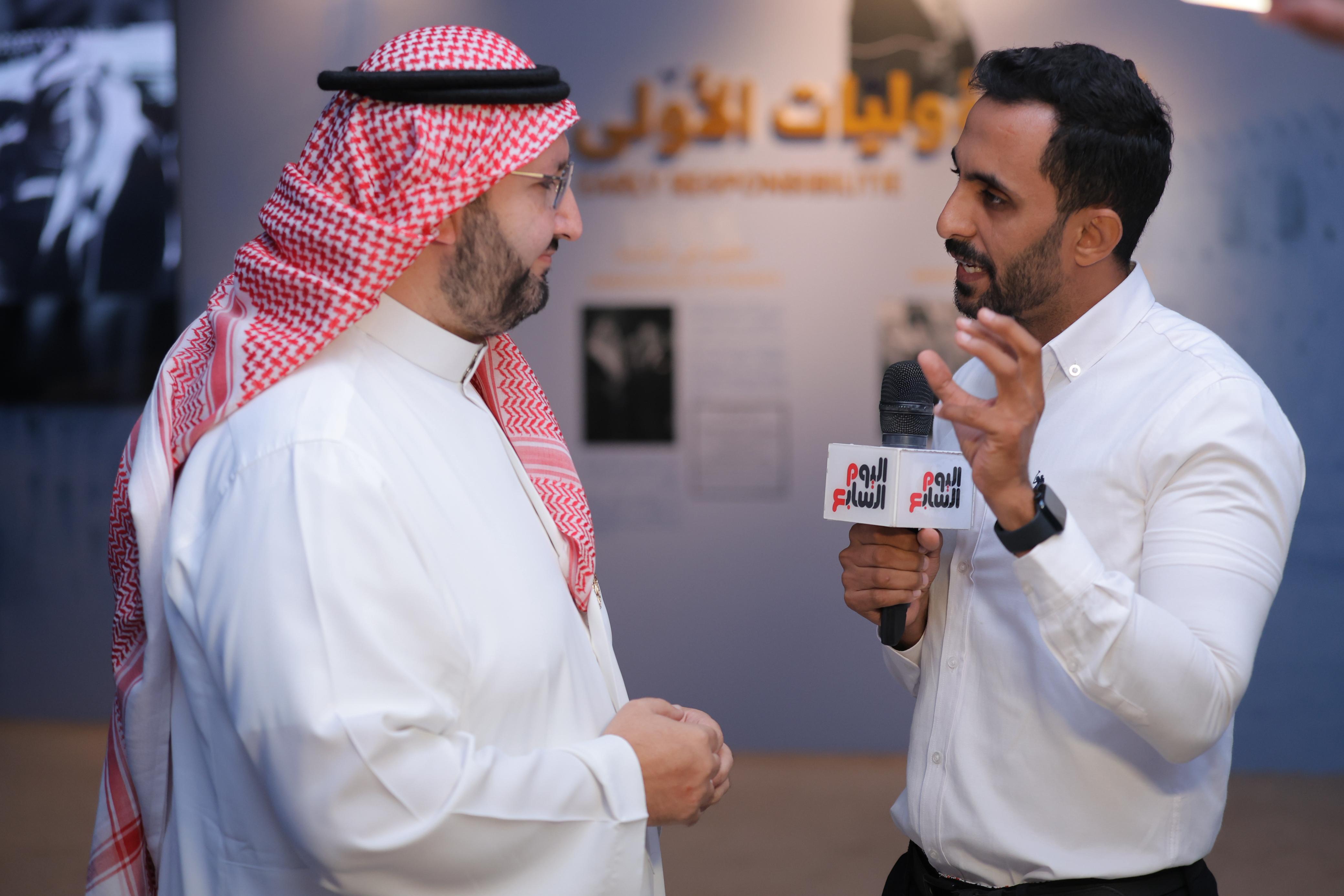 الأمير عبدالعزيز بن طلال بن عبد العزيز آل سعود والزميل محمد أسعد خلال اللقاء  (1)