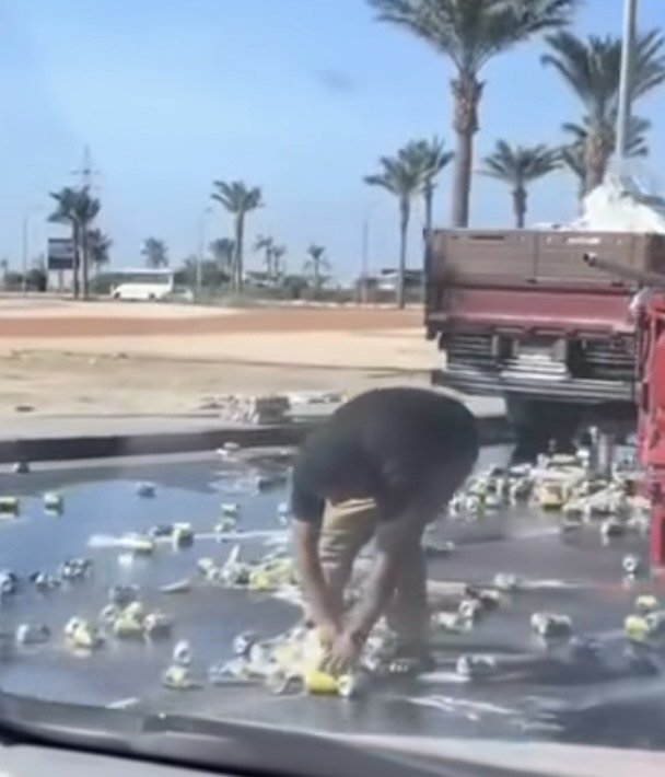 انقلاب سيارة محملة بالزجاجات الكحول بميدان جهينة بالغردقة