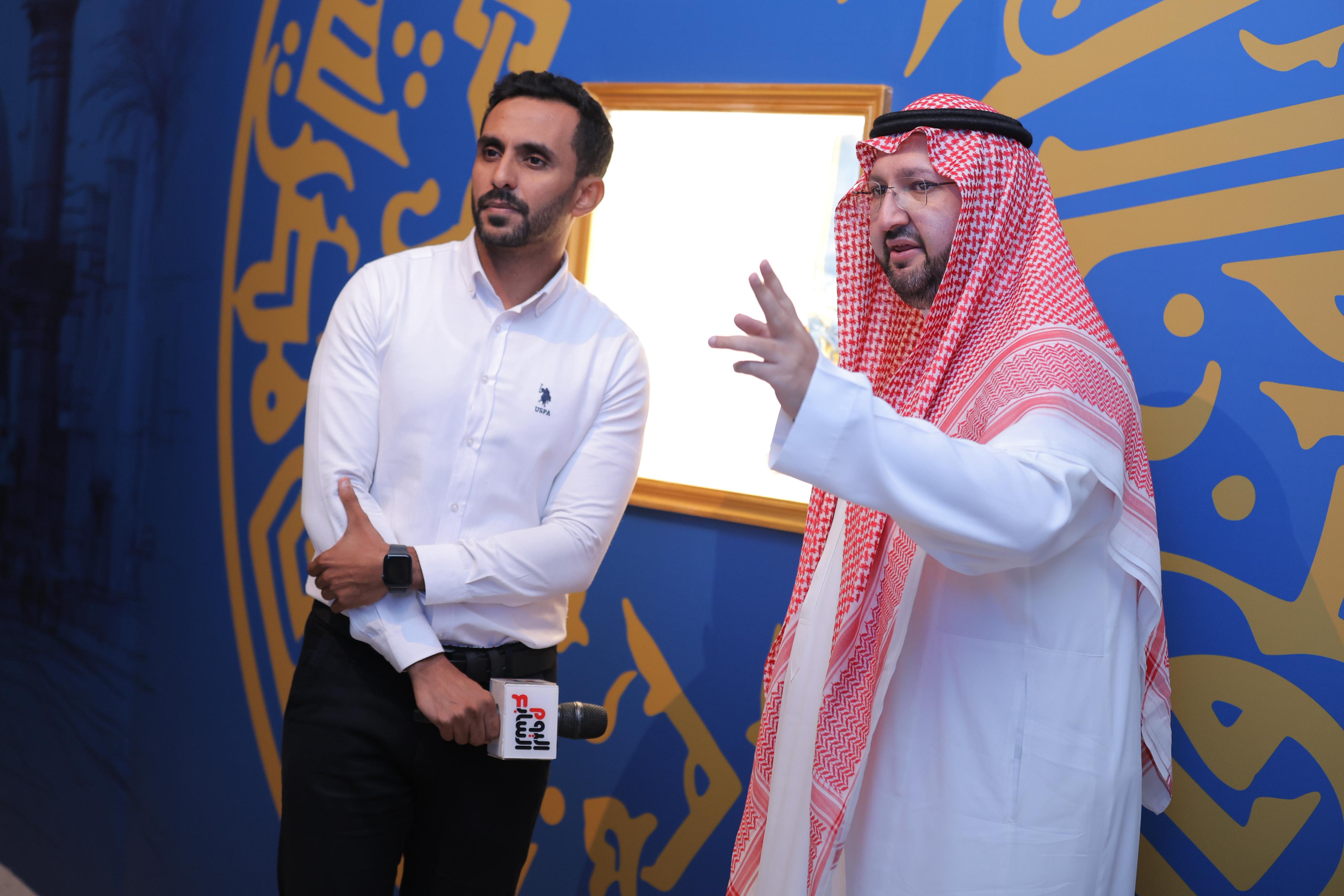 الأمير عبدالعزيز بن طلال بن عبد العزيز آل سعود والزميل محمد أسعد خلال اللقاء  (4)