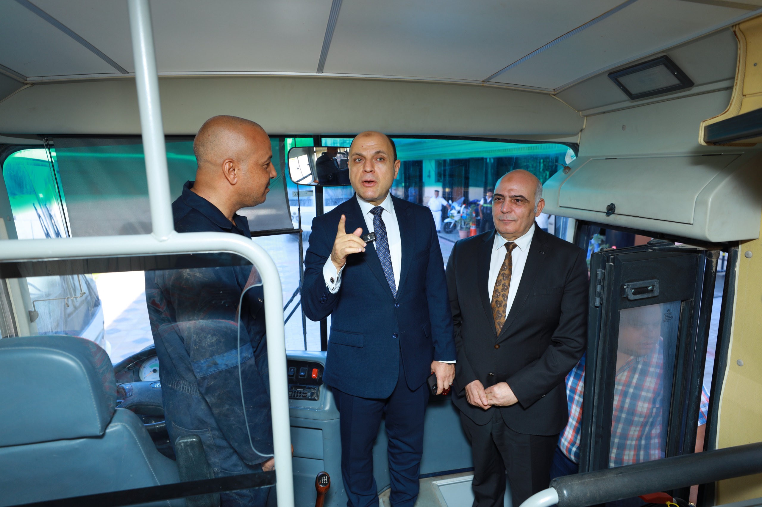 جانب من تفقد الأتوبيسات جانب من تفقد الأتوبيسات