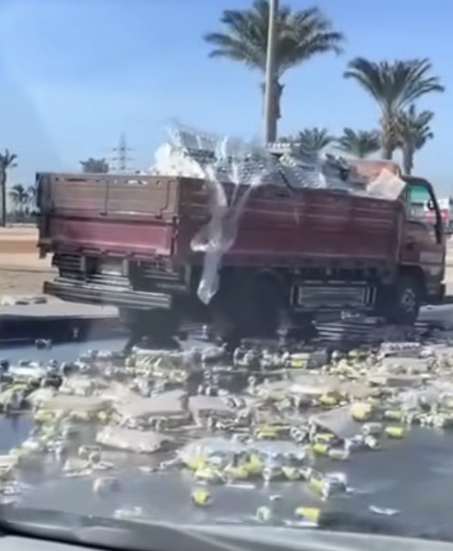 حادث انقلاب سيارة محملة بالزجاجات الكحول بميدان جهينة بالغردقة