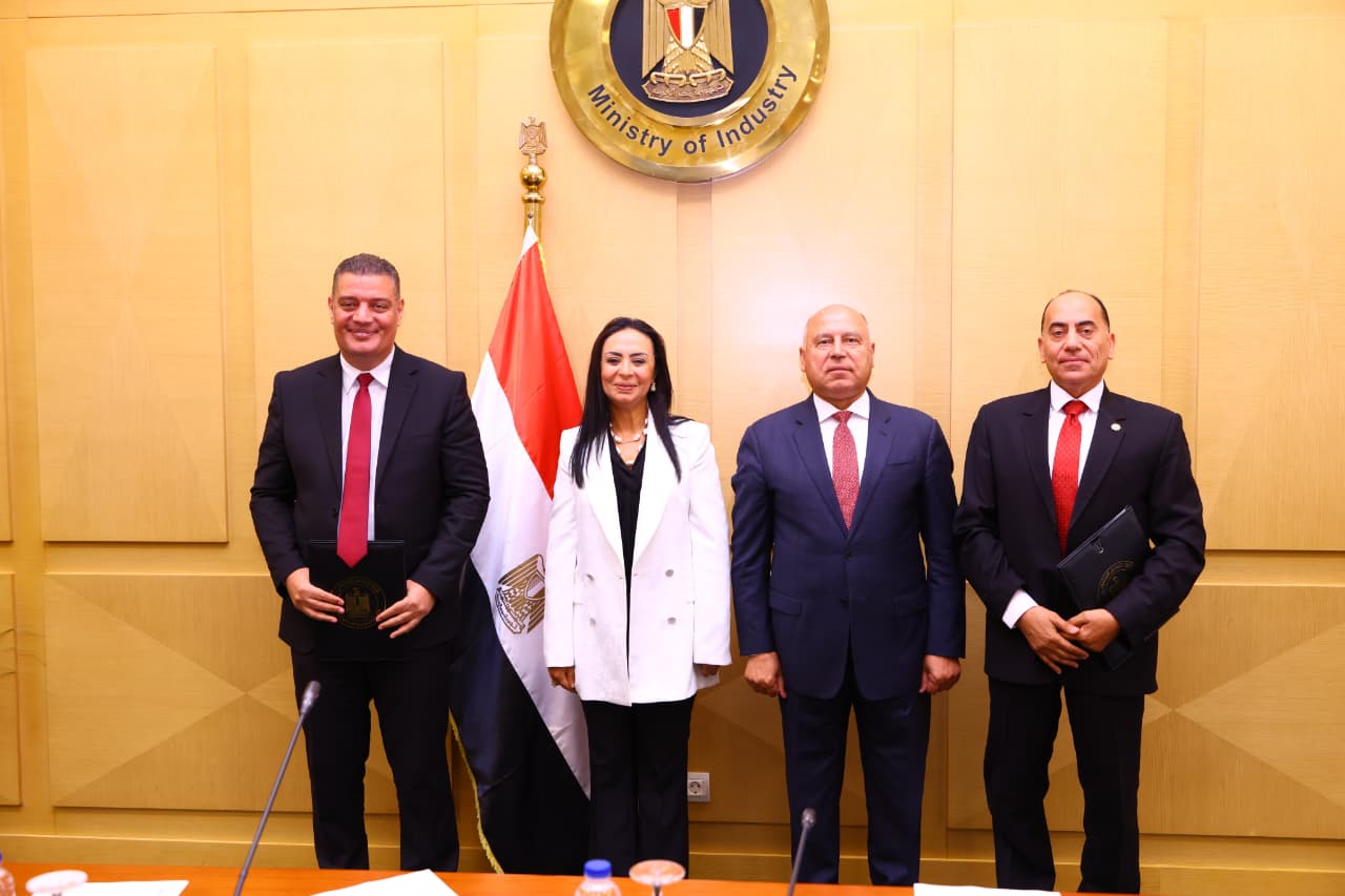 الفريق كامل الوزير والدكتورة مايا مرسى يشهدان توقيع بروتوكول تعاون لرعاية المسنين المحالين للتقاعد من وزارة الصناعة الفريق كامل الوزير والدكتورة مايا مرسى يشهدان توقيع بروتوكول تعاون لرعاية المسنين المحالين للتقاعد من وزارة الصناعة