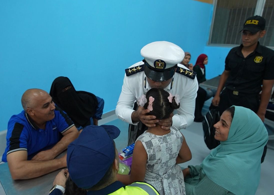 ضابط شرطة يقبل جبين طفلة