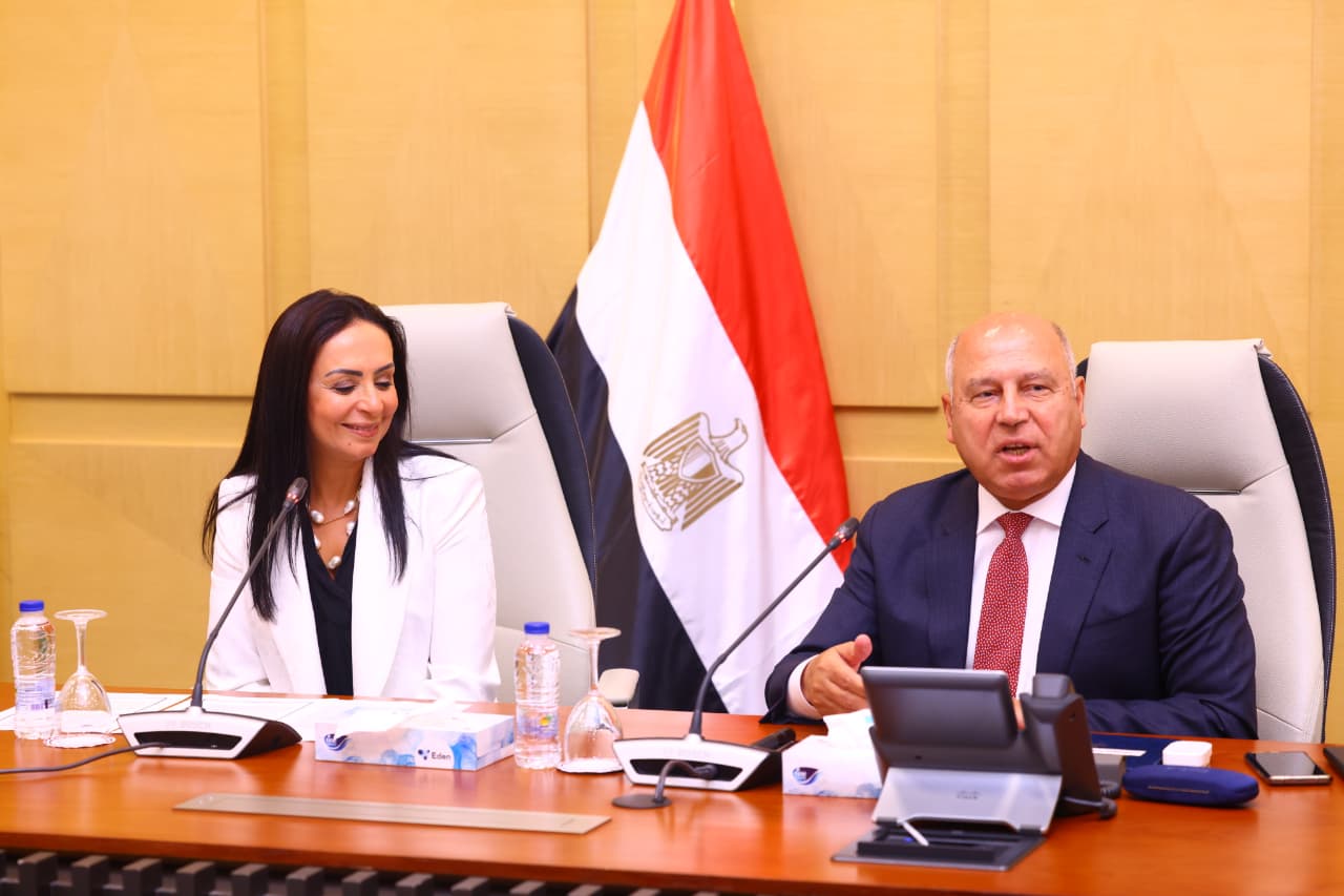 الفريق كامل الوزير والدكتورة مايا مرسى يشهدان توقيع بروتوكول تعاون لرعاية المسنين المحالين للتقاعد الفريق كامل الوزير والدكتورة مايا مرسى يشهدان توقيع بروتوكول تعاون لرعاية المسنين المحالين للتقاعد