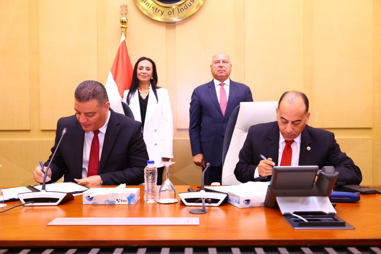 جانب من توقيع بروتوكول تعاون بين وزاة التضامن والصناعة جانب من توقيع بروتوكول تعاون بين وزاة التضامن والصناعة