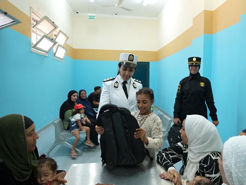 فرحة الاطفال بحقائب وزارة الداخلية