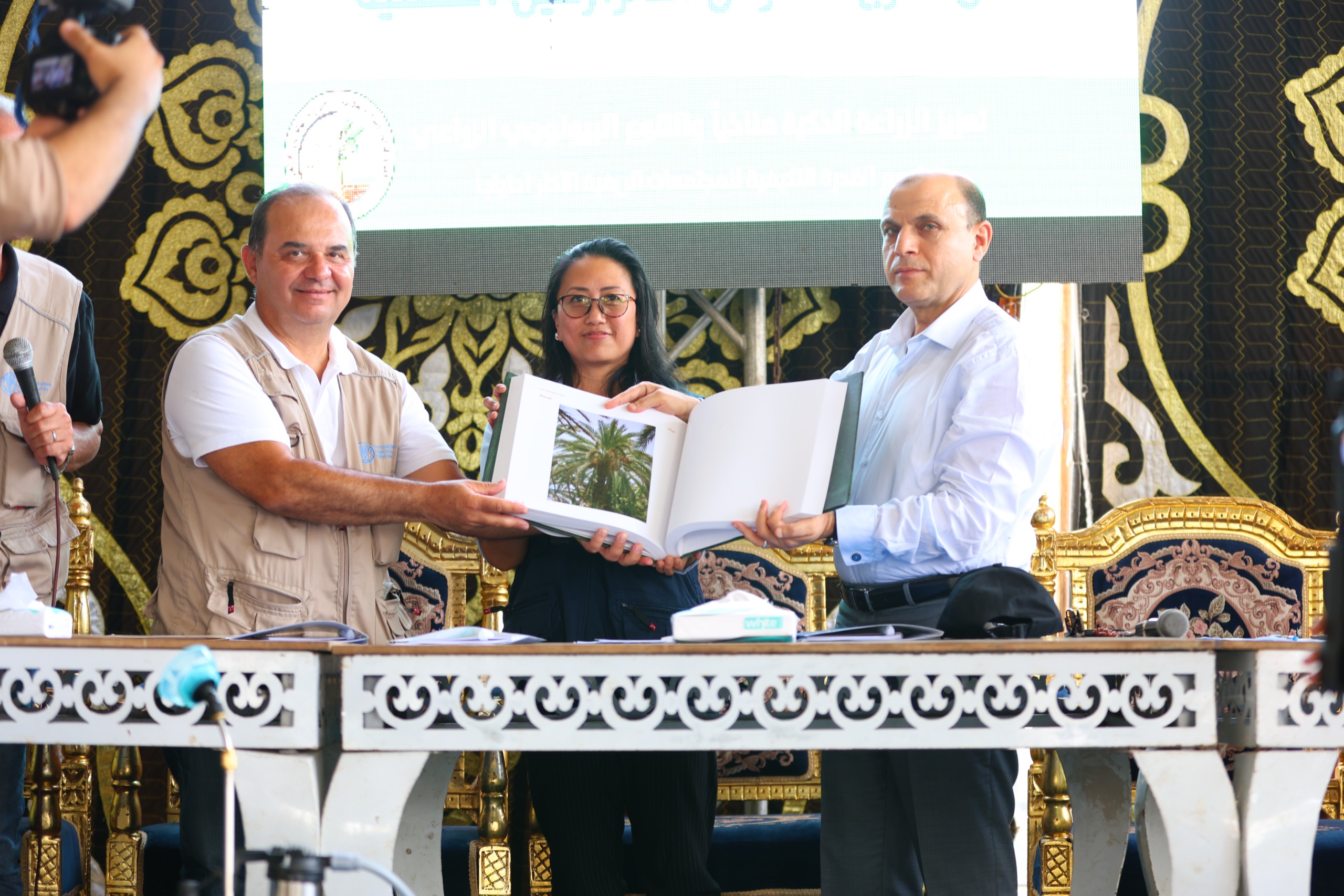 محافظ كفر الشيخ تسلم أطلس النخيل من ممثلة الفاو في مصر محافظ كفر الشيخ تسلم أطلس النخيل من ممثلة الفاو في مصر