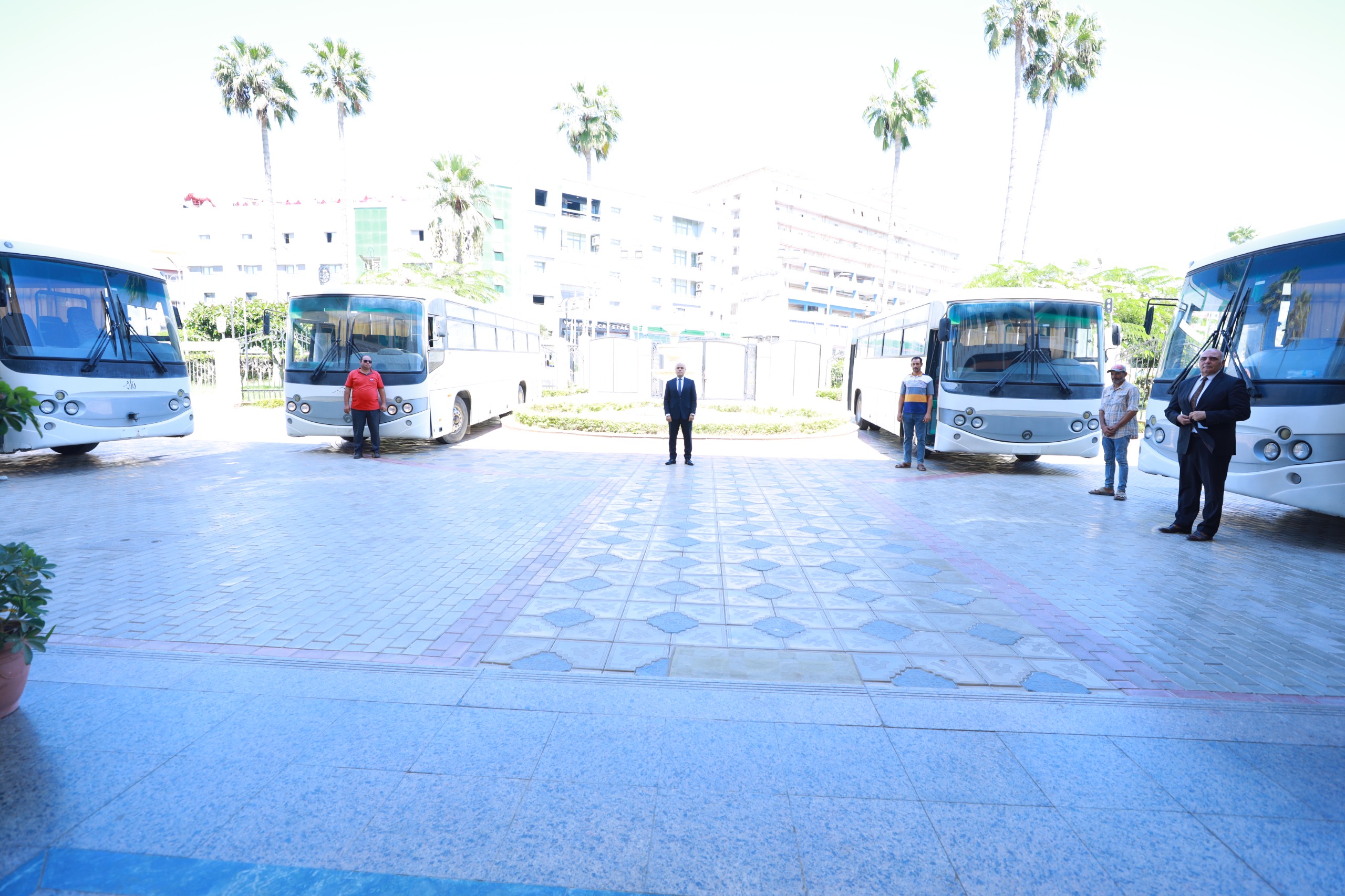 محافظ كفر الشيخ خلال تفقده الأتوبيسات محافظ كفر الشيخ خلال تفقده الأتوبيسات