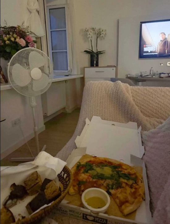 بيلا تأكل بيتزا بيلا تأكل بيتزا