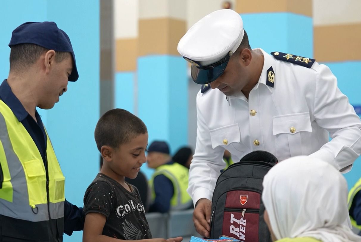 وزارة الداخلية توزع مستلزمات مدرسية على النزلاء وأسرهم (6)