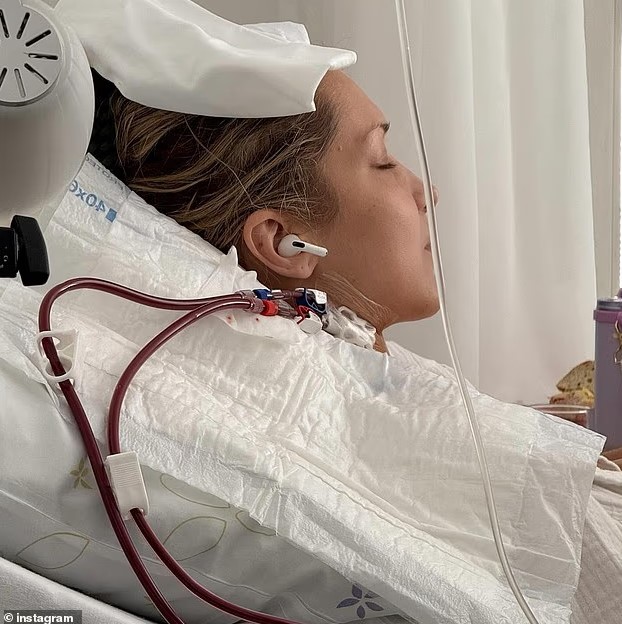 بيلا تتلقى العلاج داخل المستشفى