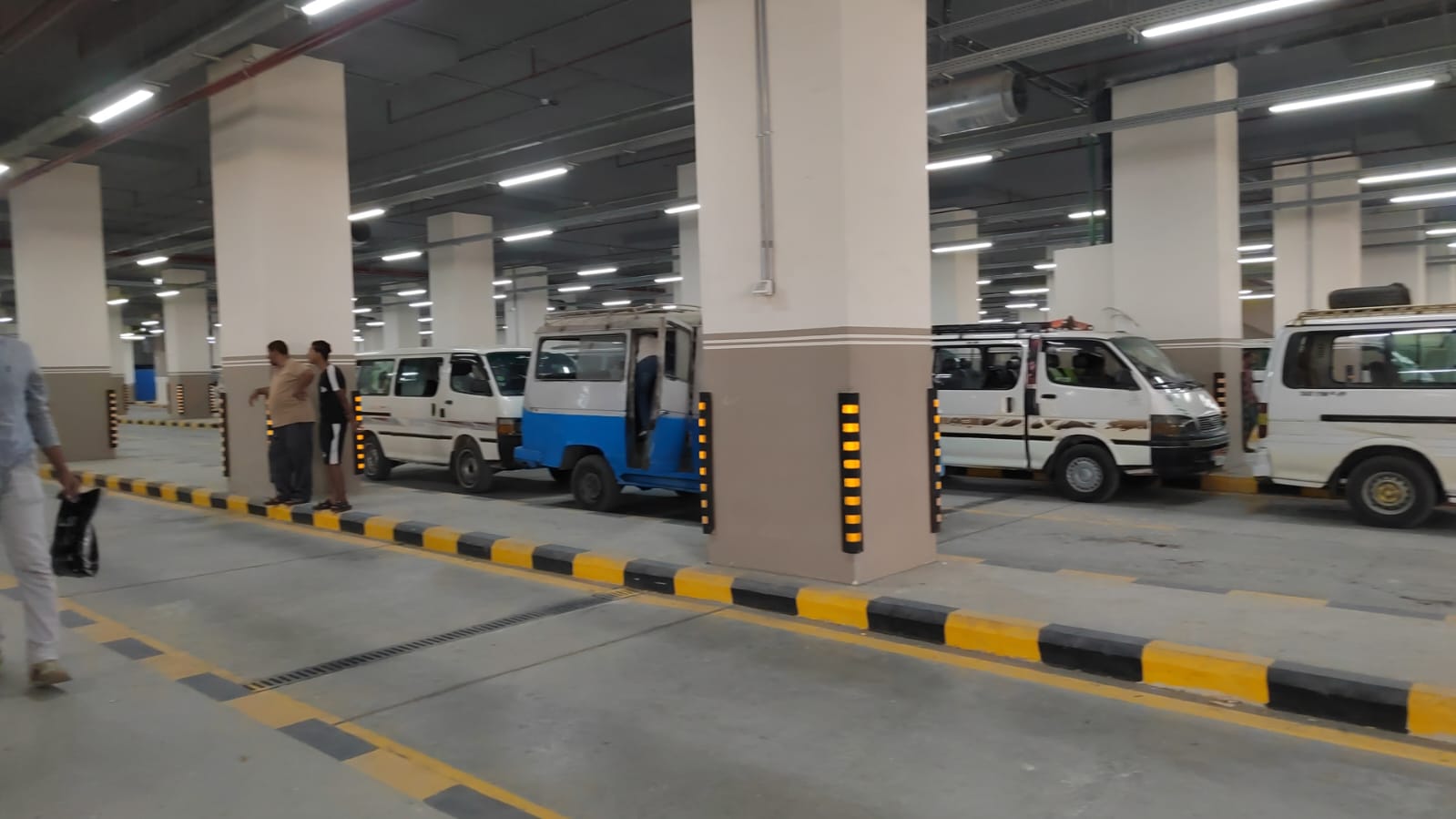 أماكن السيارات بالموقف