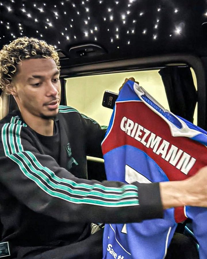 إيكيتيكي يعرض قميصه الخاص بجريزمان على إنستغرام إيكيتيكي يعرض قميصه الخاص بجريزمان على إنستغرام