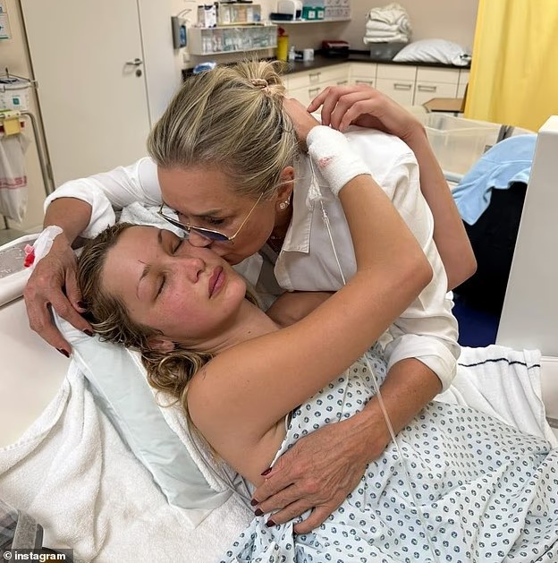 والدة بيلا تحتضنها داخل المستشفى