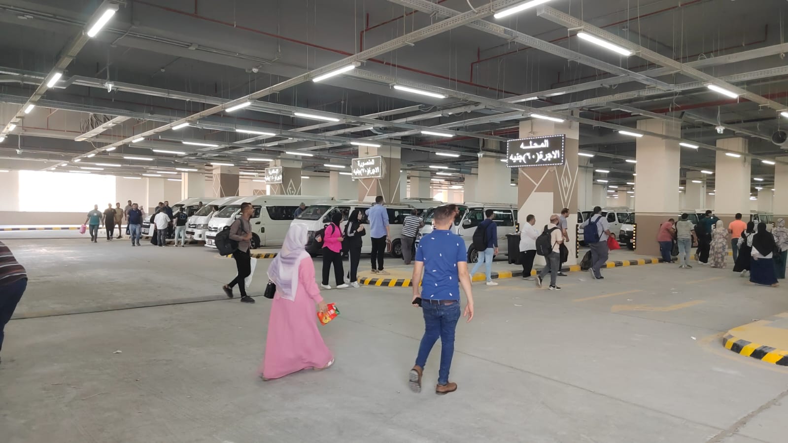 المواطنون فى موقف رمسيس