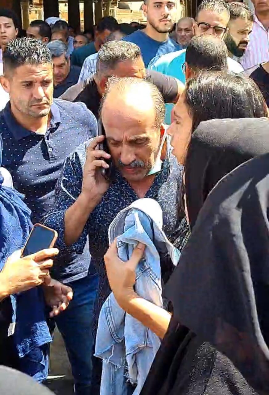 حزن احمد صيام فى جنازة شقيقته