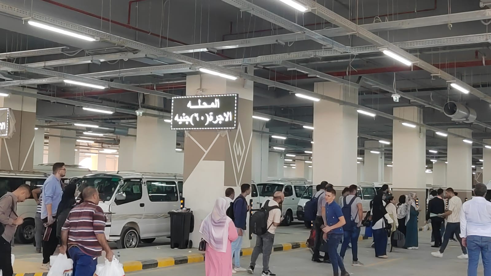 توافد المواطنين على الموقف