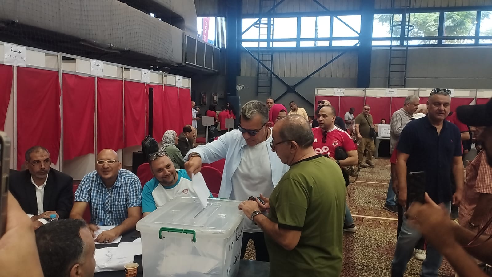 خالد مرتجي يدلي بصوته في عمومية الأهلي