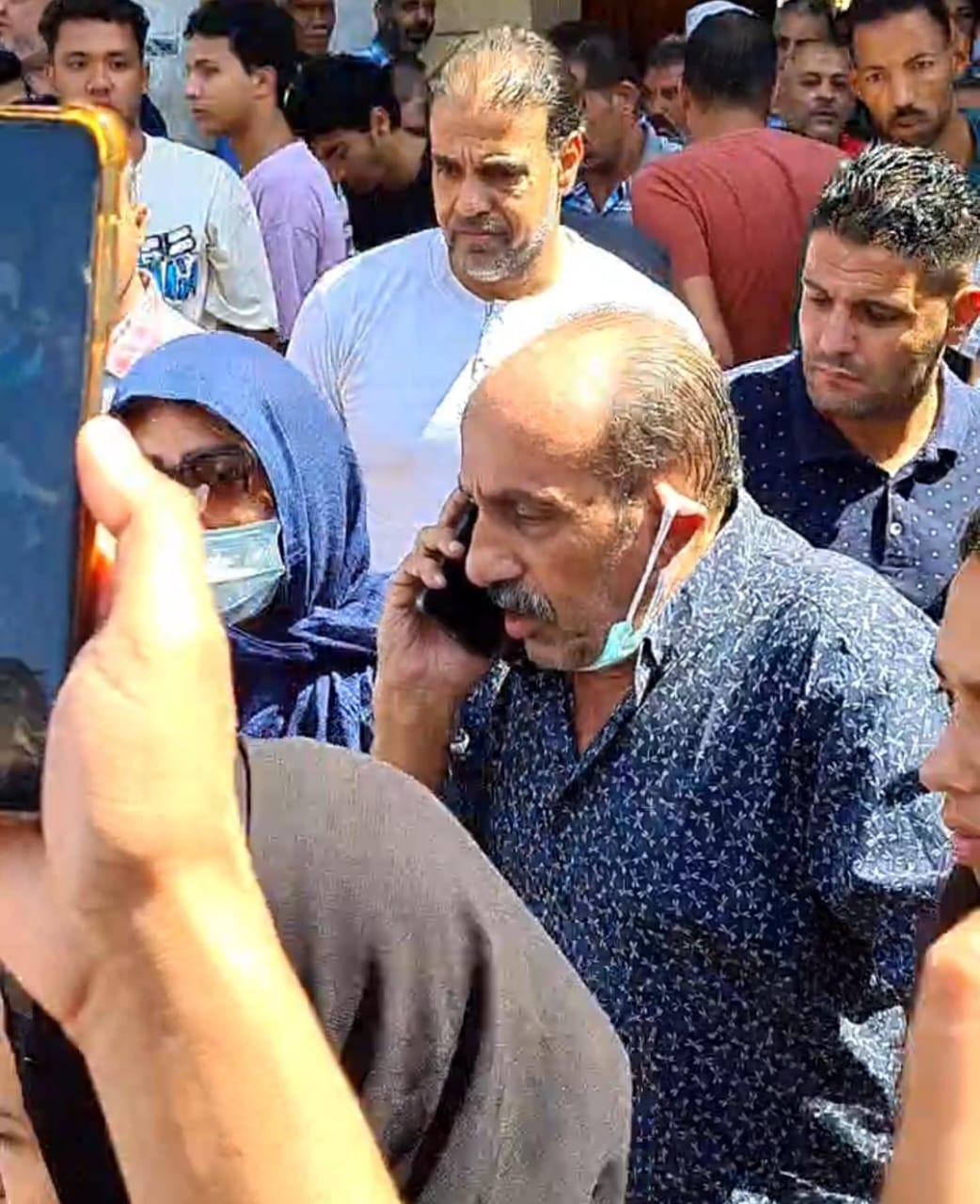 الفنان احمد صيام يشيع جنازة شقيقته