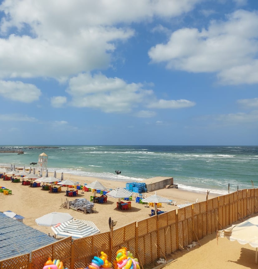 الشواطئ خالية اليوم الجمعه