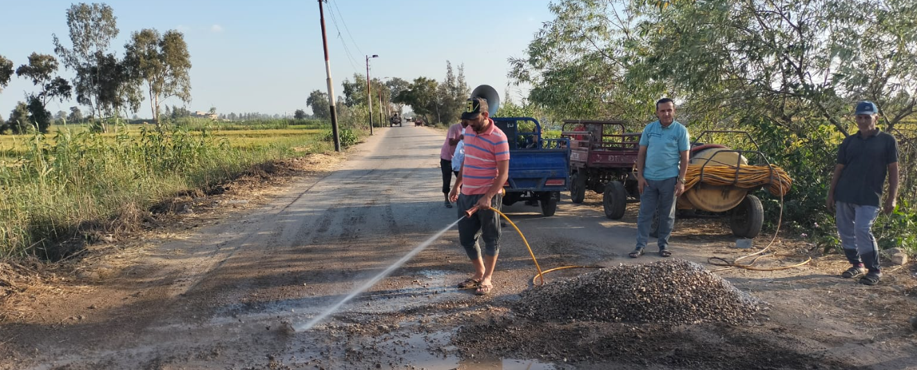 تجهيز الخلطة الاسمنتية لمعالجة الحفر بطريق الحوة بيلا