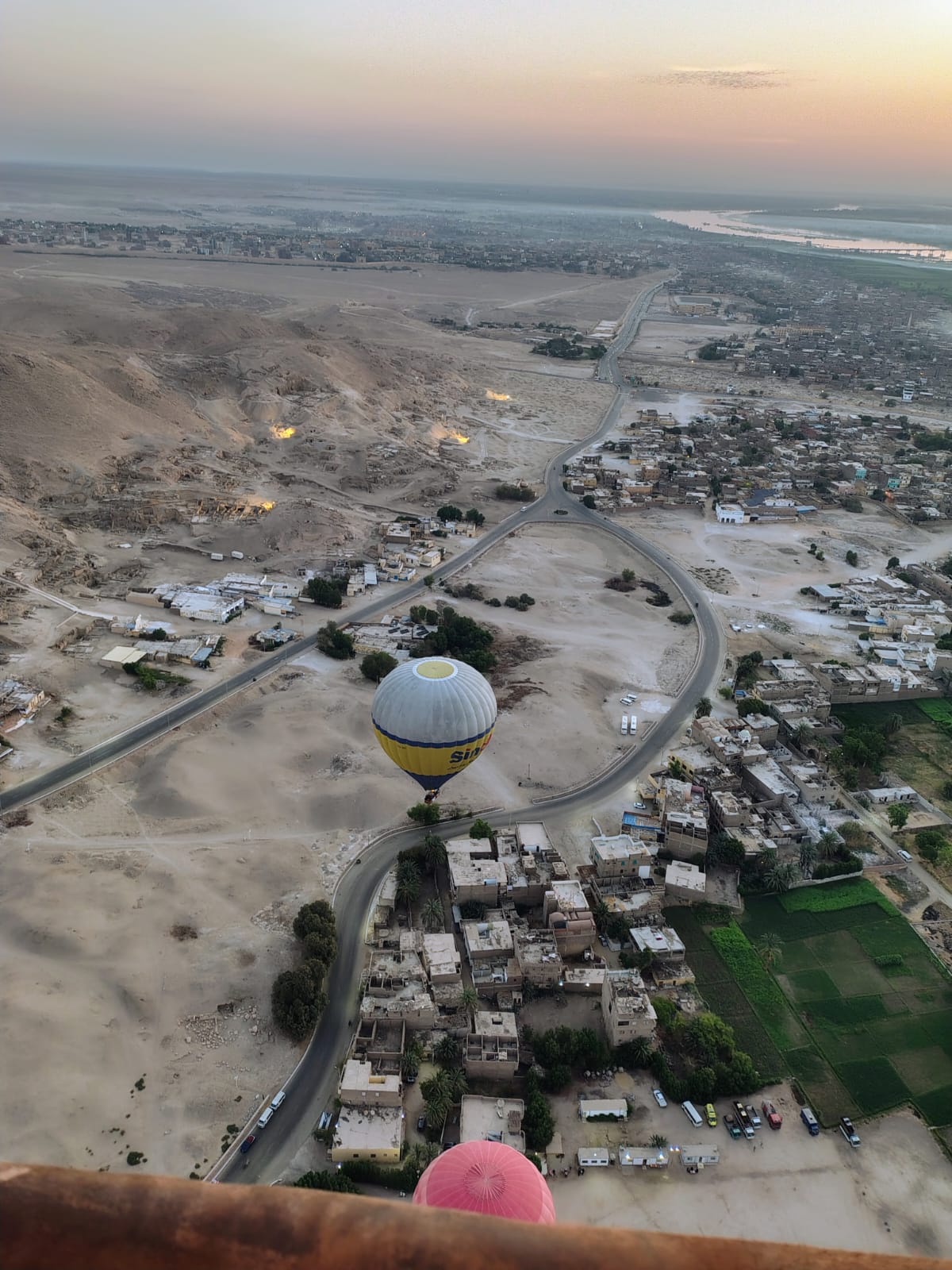 جانب من تحليق رحلات البالون الطائر فى سماء غرب الأقصر