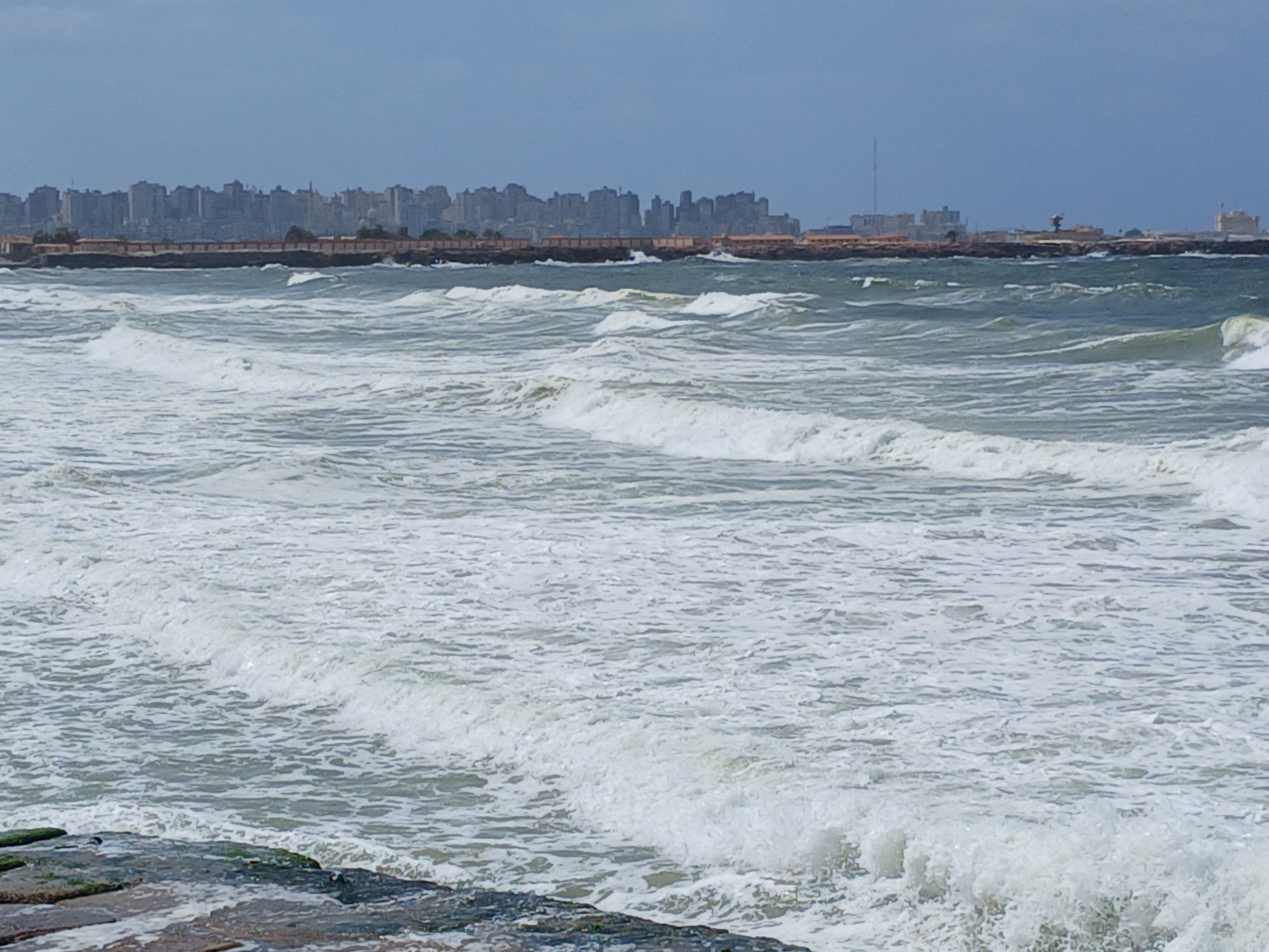 حركة الأمواج بالإسكندرية