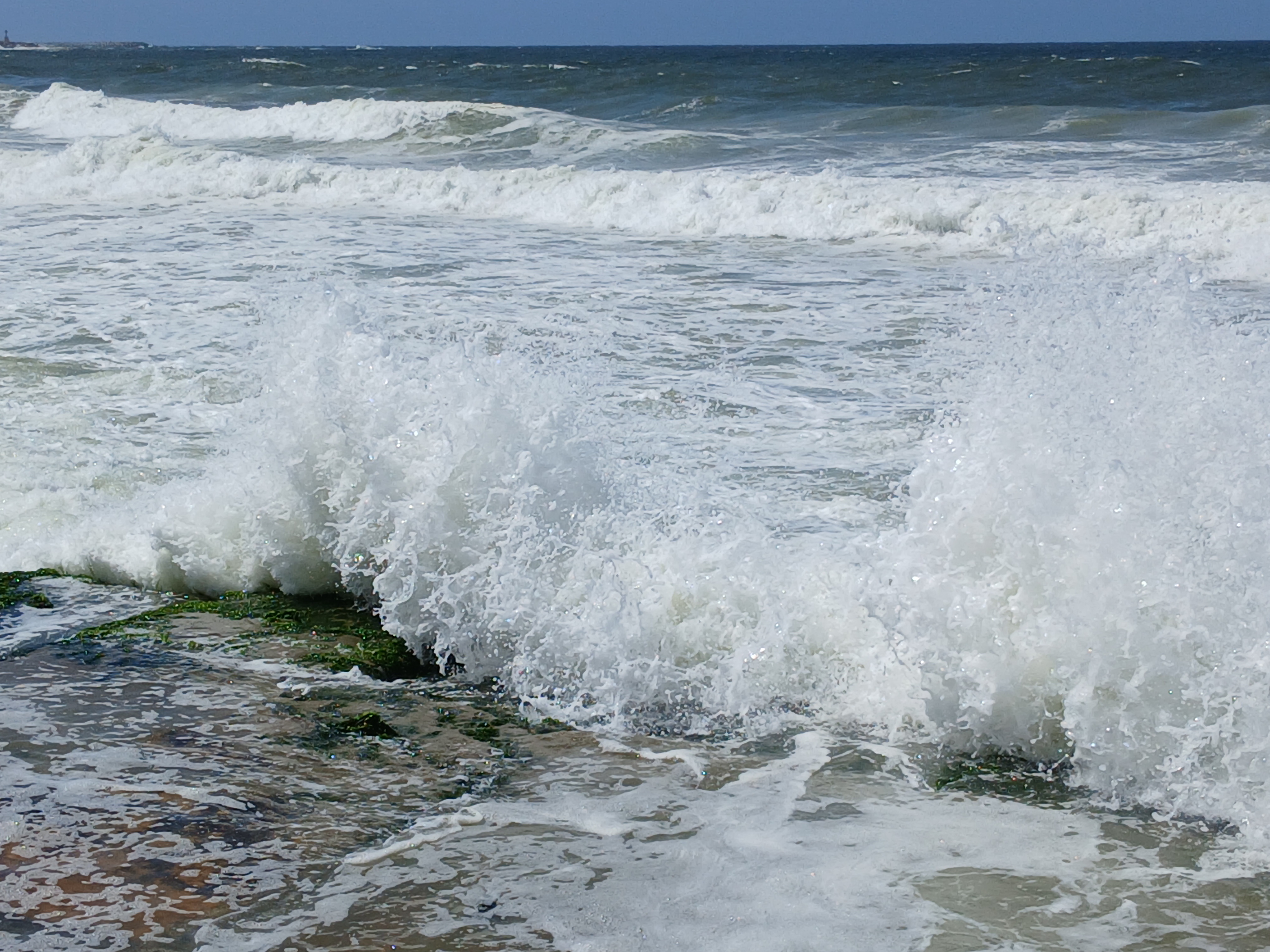 الأمواج بالإسكندرية