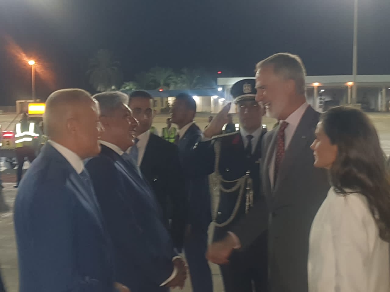 استقبال المحافظ للملك الأسبانى وزوجته فى مطار الأقصر الدولى استقبال المحافظ للملك الأسبانى وزوجته فى مطار الأقصر الدولى